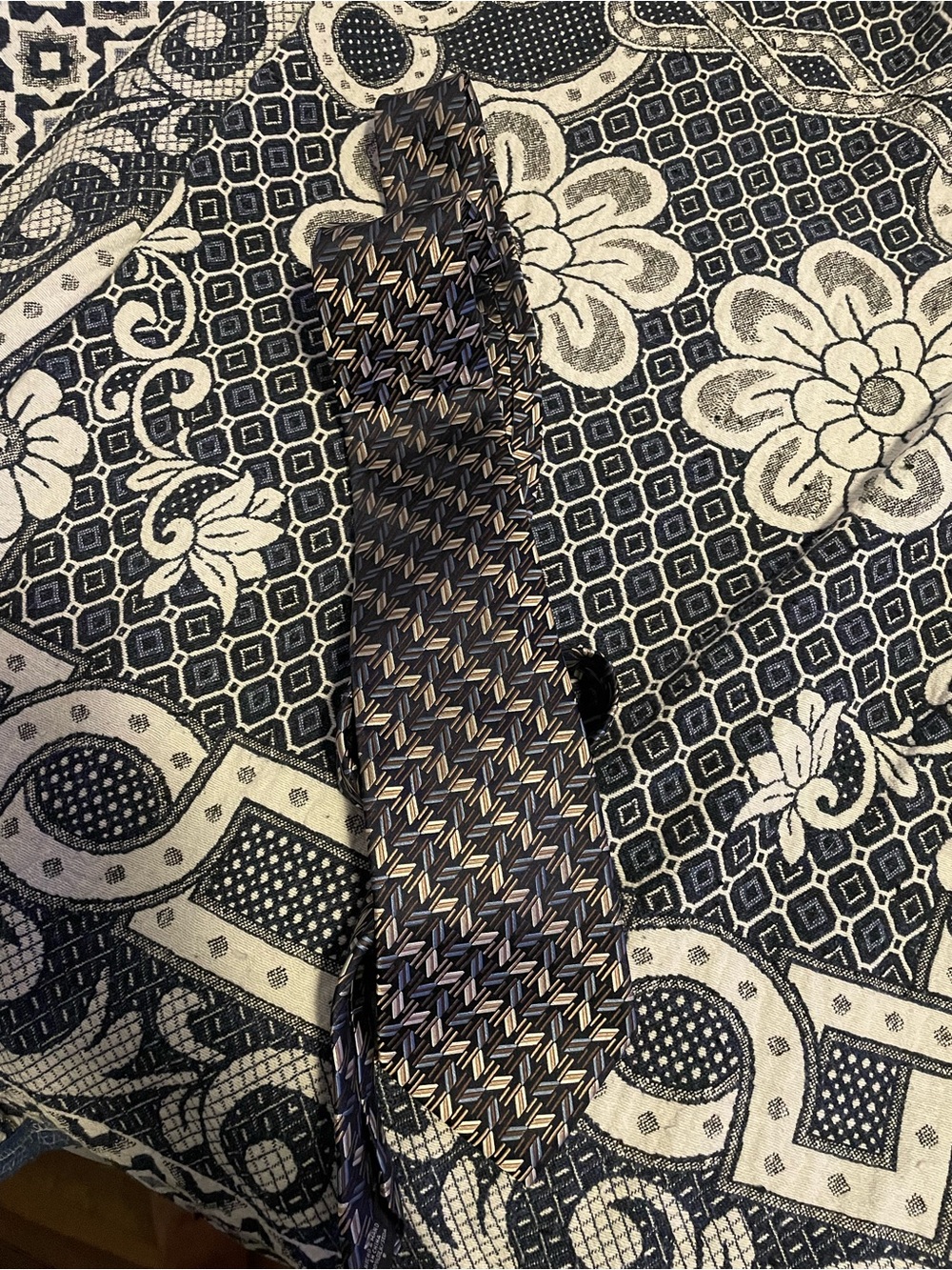 Geoffrey Beene blue pattern 100% silk tie